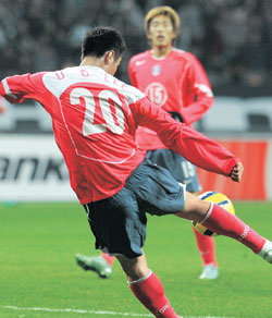 19일 독일과 친선경기에서 벼락같은 ‘회오리슛’을 터뜨리고 있는 이동국. 동아일보 자료 사진