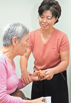 이상임 씨가 서울 강남구 수서동 서울시여성보호센터에서 한 노인의 목욕을 도와주고 있다. 그는 5년간 각종 시설에서 목욕 봉사를 해 오고 있다. 권주훈 기자