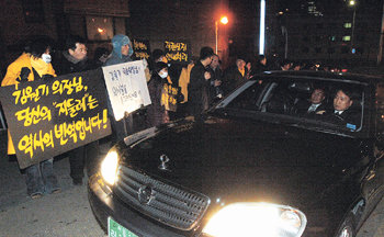 與지지자 “국보법 직권상정” 의장공관앞 시위열린우리당과 민주노동당 지지자 등이 29일 밤 서울 용산구 한남동 국회 의장공관 앞에서 김원기 국회의장의 국가보안법 폐지안 국회 본회의 직권상정을 촉구하는 시위를 벌였다.연합