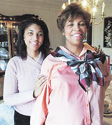 어머니 티나 케이드 씨(오른쪽)와 딸 카밀리.