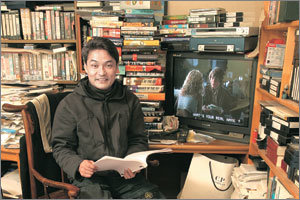 서울 강남구 역삼동의 집에서 영화를 보고 있는 외화번역가 이미도 씨. 그는 영화를 통해 영어를 재미있고 쉽게 공부할 수 있다고 주장한다. -강병기 기자