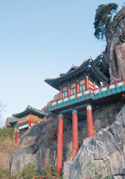 구례 오산 산꼭대기에 바위를 병풍 삼아 아슬아슬하게 세워져 있는 사성암.