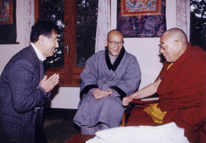 정신과 전문의 이시형 박사가 최근 인도 다람살라를 찾아가 달라이 라마(오른쪽)를 친견하며 합장하고 있다. 가운데는 달라이 라마를 가까이에서 모시고 있는 한국인 청전 스님. -사진제공=이시형 박사