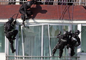 경찰특공대원들이 30일 인질극이 벌어지고 있는 대구 동구 지묘동 아파트 베란다 창문을 깨고 집안으로 진입하고 있다. 대구=연합