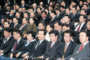 열린우리당 의원들이 31일 새벽 한나라당의 국회 본회의장 점거 소식을 전해 들은 뒤 심야 의원총회를 열고 심각하게 대책을 논의하고 있다. 서영수기자