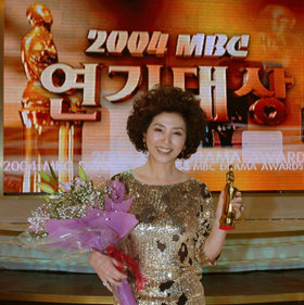 지난 30일 서울 여의도 MBC 공개홀에서 열린 ‘2004 MBC 연기대상’에서 대상을 수상한 고두심씨. 이진영기자