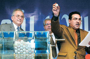 총선에 참여하는 이라크 정당 대표들이 2004년 12월 중앙선거관리위원회에서 정당 기호를 추첨하고 있다. 동아일보 자료 사진