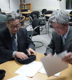 단편소설 본선 심사를 하고 있는 김윤식 교수(왼쪽)와 소설가 복거일 씨.