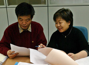 아동문학 심사를 하고 있는 김문기(왼쪽), 김경연 씨.