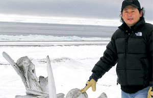 세계적인 산악인 박영석 씨가 새해 북극점 도전에 나선다. 지난해 9월 베이스캠프를 차릴 캐나다 북극지방 레졸루트(북위 74.9도)를 찾은 박 씨가 이누이트(에스키모) 고래뼈 유적지에서 북극해를 배경으로 포즈를 취하고 있다. 레졸루트=전 창기자