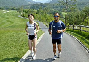 고지대 훈련은 마라톤 선수들에겐 필수. 한국 마라톤의 남녀 간판스타 이봉주(오른쪽)와 이은정이 대관령에서 달리고 있다. 동아일보 자료 사진