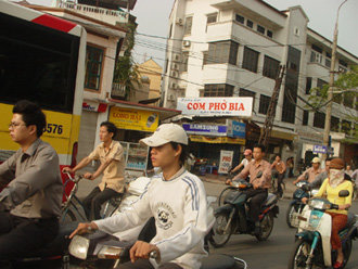 활기 넘치는 베트남의 오토바이 출근 행렬. 베트남에서는 최근 값비싼 오토바이가 큰 인기를 끄는 등 1986년 개혁·개방 정책을 실시한 이후 중산층이 해마다 두터워지고 있다. 하노이=배극인 기자
