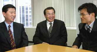 닭의 해에 태어난 ‘띠동갑’ 기업인 3인이 만나 기업인의 눈으로 바라본 한국 경제의 현주소와 앞날에 대해 이야기를 나눴다. 왼쪽부터 김홍국 하림 회장, 한진호 프로소닉 사장, 이청종 후이즈 사장. 원대연 기자