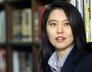 올해 신춘문예 3관왕을 차지한 강유정 씨. 그는 “영화든 그림이든 소설이든 보고 나서 느낀 생각을 그냥 두면 날아가 버릴 것 같아 늘 메모를 한다”고 말했다. 박영대 기자