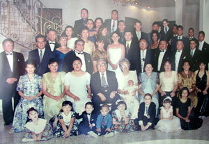 한인 3세에 해당하는 율리세스 박 씨의 집에 걸려있는 가족 사진. 두 번째 줄 왼쪽에서 네 번째.  다섯번 째가 아버지 박정균 씨와 어머니 이덕순 씨. 그들의 자손은 지금 50여명으로 늘어났다.