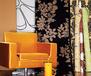 화려한 원단을 붙여 포인트를 준 거실의 벽면. 사진 제공 월간 메종(포토그래퍼 이종근 씨 촬영)