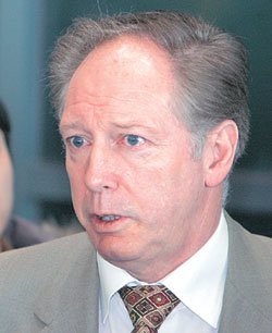 휴가를 마치고 돌아온 요하네스 본프레레 축구대표팀 감독이 인천공항에서 새해 구상을 밝히고 있다. 인천=연합