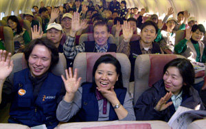 “피해복구 지원 최선 다할게요”지진해일 피해를 본 남아시아 지역 난민들을 돕기 위해 5일 아시아나항공 전세기를 타고 인도네시아로 떠난 시민단체 회원 150여 명이 출발하기 직전 밝은 모습으로 손을 흔들며 피해복구에 최선을 다할 것을 다짐하고 있다. 박주일기자