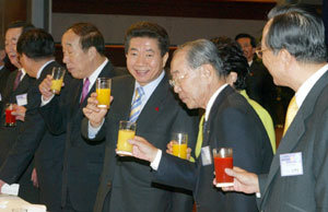 “중소기업이 빛보는 해로”노무현 대통령(가운데)이 5일 대한상공회의소 주최 ‘신년 인사회’에서 강신호 전국경제인연합회 회장(오른쪽 두번째) 등 경제계 인사들과 건배하고 있다. 노 대통령은 이날 “올해를 중소기업들이 빛을 보는 해로 만들겠다”고 다짐했다. 청와대 사진기자단