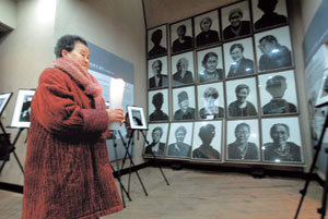 6일 경기 광주시 퇴촌면 원당리 ‘나눔의 집’에 살고 있는 일본군 위안부 출신의 박옥선 할머니가 초를 밝히고 나눔의 집 역사관에 걸린 위안부 할머니들의 초상화 앞을 걷고 있다.