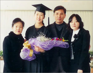 구세진 씨 가족이 희정 씨의 강원관광대 졸업식에서 기념촬영을 하고 있다.(왼쪽부터 부인 김선영 씨, 작은 딸 희정 씨, 구 씨, 큰 딸 경아 씨) 사진 제공 구세진 씨