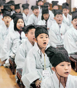 예절교육은 어릴때부터7일 서울 종로구 명륜동 성균관대 명륜당에서 열린 ‘성균관 예절학교 어린이 선비교실’에 참여한 초등학생들이 도포 차림의 가지런한 자세로 사자소학을 외우고 있다. 최혁중 기자