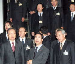 할말 잃은 교육부 직원들7일 교육인적자원부 간부들이 서울 세종로 정부중앙청사를 떠나는 이기준 부총리 겸 교육부 장관의 뒷모습을 지켜보며 착잡한 표정을 짓고 있다. 원대연 기자