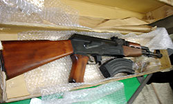7일 부산 국제우체국 국제소포계 사무실에서 발견된 AK소총과 탄창. 부산=연합