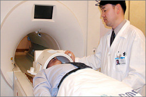 MRI 촬영 모습. 뇌중풍이나 뇌경색 등 뇌 질환 조기진단에는 주로 MRI가 쓰인다. 동아일보 자료 사진