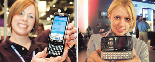 키보드가 내장된 삼성전자(왼쪽)와 LG전자(오른쪽)의 신형 휴대전화. ‘2005 국제가전전시회’에 선보인 이들 제품은 일반 PC에서 쓰이는 키보드와 자판 배열이 같아 문서 작성이 편리한 것이 특징이다. 사진 제공 삼성전자·LG전자