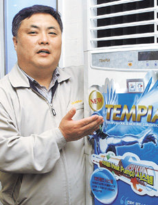 냉난방기 제조회사인 템피아의 왕화식 회장이 “소비자의 마음을 열면 중소기업 제품도 잘 팔린다”고 말하고 있다. 사진 제공 템피아