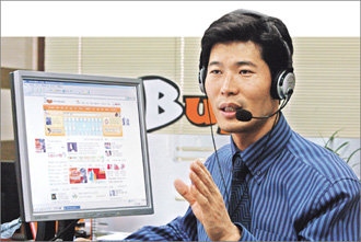 박성훈 벅스뮤직 사장이 인터넷을 통해 원하는 음악을 실시간으로 들을 수 있는 이 회사의 서비스를 설명하고 있다. 10일부터 부분적으로 시작되는 유료화 서비스로 최근 정신없이 바쁜 그는 집에 들어가지 못하는 날이 많아 옷가지와 세면도구를 늘 차 속에 챙겨 다닌다. 권주훈 기자