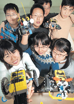 서울대 과학영재교육원의 ‘정보영재반’ 중학생 15명이 5일 서울대 사범대의 한 교실에서 로봇으로 프로그래밍 연습을 하고 있다.  김미옥기자