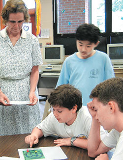 미국 플로리다주 리온카운티 학습자료센터(ARC)의 영재교육 프로그램에 참가한 중학생들이 퍼즐을 풀고 있다. 탤러해시=이인철 기자