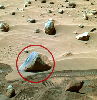 화성 암석서 인성분 발견… 혹시 생명체 있나?11일 미국항공우주국(NASA)이 공개한 화성의 암석 사진. 화성탐사로봇 ‘스피릿’이 최근 전송해온 것이다. ‘스피릿’이 ‘희망의 돌’로 이름 붙여진 암석(선 부분)의 성분을 분석한 결과 인 성분이 많은 것으로 나타났다. 인 성분은 동식물 내의 유기화합물에 함유되는 경우가 많기 때문에 암석에서 인 성분이 발견된 것은 화성의 생물체와 관련 있는 증거로 여겨진다. 사진 제공 NASA