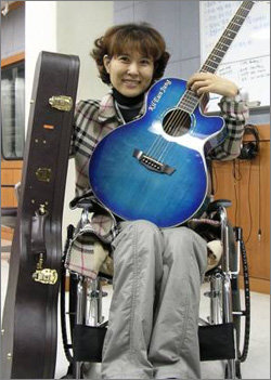 암투병중 ‘푸른색 기타’를 안고 기뻐하는 가수 길은정 씨. 동아일보 자료사진