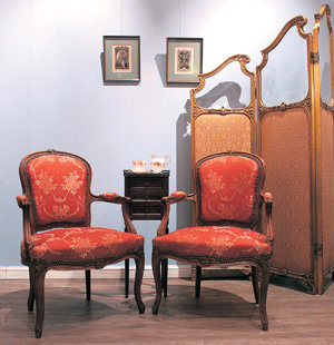프랑스 루이 15세 스타일의 붉은색 암체어(arm chair)