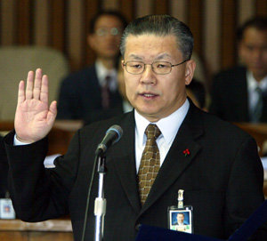 “성실 답변” 선서허준영 경찰청장 후보자가 14일 국회 행정자치위원회가 주관한 인사청문회에서 “성실하게 답변하겠다”며 선서를 하고 있다. 김동주 기자