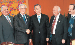 北다녀온 美의회 대표단반기문 외교통상부 장관(가운데)이 14일 나흘간의 북한 방문을 마치고 서울에 온 커트 웰던 미국 하원군사위원회 부위원장(왼쪽에서 두 번째) 등 미 의회 대표단을 외교부 청사에서 접견하고 있다.  안철민 기자