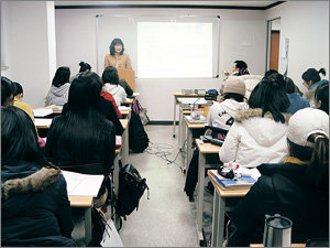 “中서 꿈 펼치자”중국에 진출한 한국 기업이나, 중국 기업에 취업을 원하는 젊은이들이 한 중국 관련 전문기관에서 중국어와 무역실무 등을 교육받고 있다. 사진 제공 시에시에 중국비즈교육센터