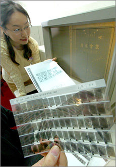 마이크로필름 열람외교통상부는 17일 서울 서초구 외교안보연구원을 찾은 시민들에게 한일회담 관련 문서를 마이크로필름으로 열람하게 했다. 전영한 기자