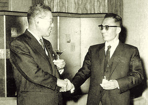 日총리 환담1961년 11월 12일 일본 도쿄를 방문한 박정희 당시 국가재건최고회의 의장(오른쪽)이 이케다 하야토 일본 총리와 환담하고 있다. 동아일보 자료 사진