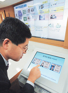 전자투표 시연17일 경기 과천 중앙선거관리위원회 회의실에서 한 직원이 컴퓨터 단말기 스크린을 터치해 투표를 하는 방식의 전자투표를 시연하고 있다. 박주일 기자