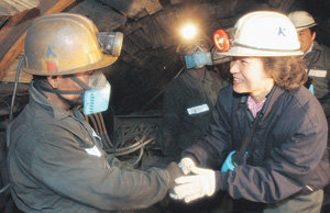 朴대표 탄광 지하막장 방문한나라당 박근혜 대표(오른쪽)가 17일 민생 현장 방문의 일환으로 강원 삼척시 도계읍 경동상덕광업소를 찾았다. 박 대표가 이날 탄광 지하 막장까지 내려가 마스크를 낀 채 작업을 하고 있는 광원들과 악수하고 있다. 삼척=국회사진기자단