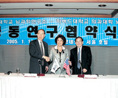 17일 서울 르네상스호텔에서 열린 가천의대-하버드대 뇌과학 공동연구 협약식. 왼쪽부터 조장희 가천의대 뇌과학연구소장, 이길여 가천길재단 회장, 프렝 율레즈 하버드대 뇌영상센터장. 사진 제공 가천의대