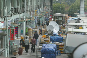 다소 어수선해 보이는 서울 청계천상가 일대. 이곳 상인들은 최근 인터넷 쇼핑몰 구축을 통해 제2의 도약을 준비하고 있다. 동아일보 자료 사진