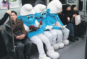 인터넷서점 해피올닷컴은 최근 스머프 복장을 한 직원들이 지하철에서 책을 읽는 이벤트를 진행했다. 이 사진이 인터넷상에 퍼지면서 회사 이름이 알려지는 광고효과를 봤다. 사진 제공 해피올닷컴