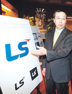 LG그룹에서 분리된 LG전선그룹이 19일 서울 강남구 삼성동 인터컨티넨탈호텔에서 ‘LS’라는 새로운 그룹명과 기업이미지(CI) 선포식을 가졌다. 구자홍 회장이 새로운 CI의 의미를 설명하고 있다. 권주훈 기자