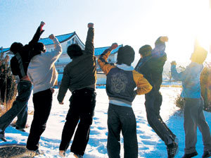 여행 마지막 날인 19일 아침, ‘GOA(고아)’조 소속 청년들이 숙소인 경북 경주시 진현동 동양유스호스텔 마당에서 희망찬 새출발을 다짐하고 있다. 경주=장강명 기자