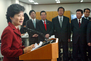 한나라당 박근혜 대표는 19일 신년 기자회견을 갖고 올해를 민생을 살리는 ‘정쟁 없는 한 해’로 만들자고 제안했다. 박 대표는 이를 위해 “언제든지 노무현 대통령을 만나 허심탄회한 대화를 나눌 용의가 있다”고 강조했다. 김동주기자